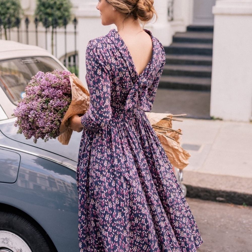 Gal meets glam beth RARE v back dress